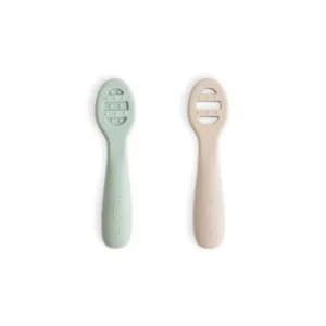 Premières cuillères Mushie  – Cambridge Blue / Shifting Sand